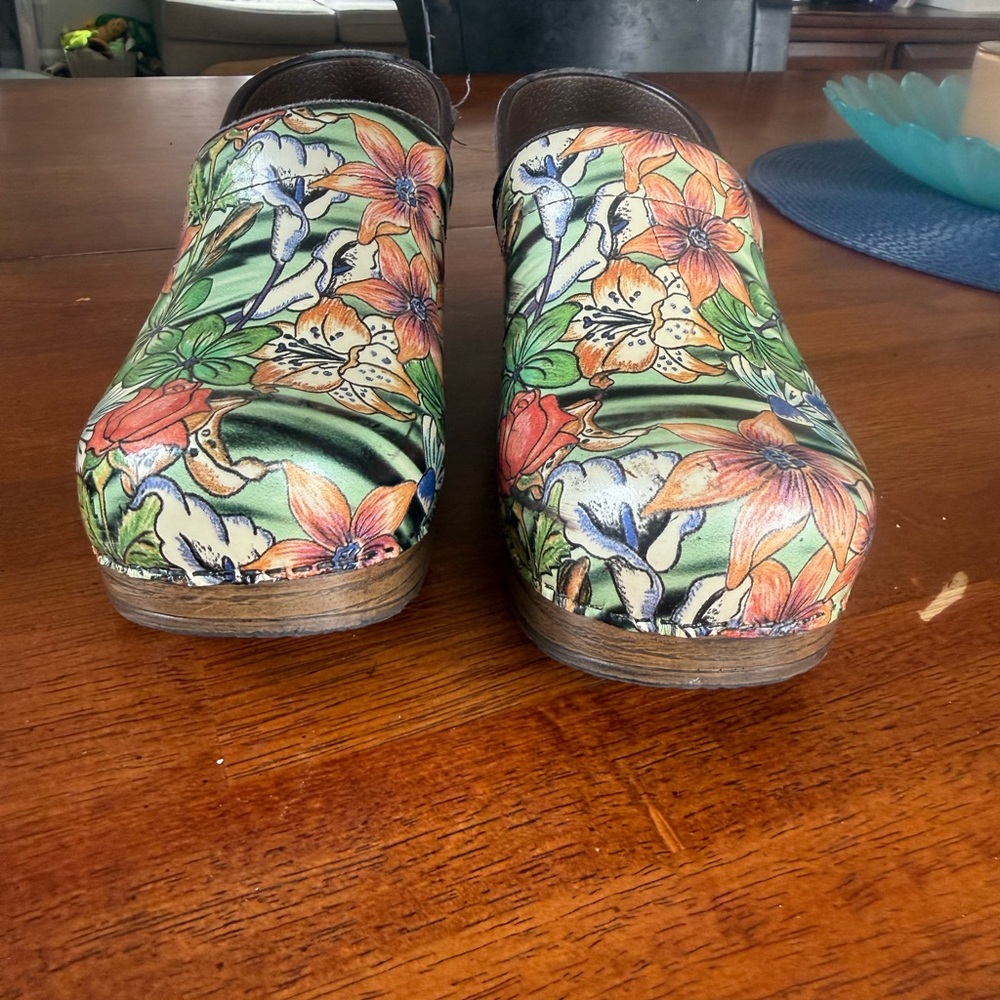 Very Gently Preowned/Excellent Condition Floral Dansko Clogs - Picture 4 of 15